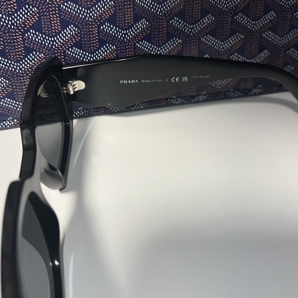 Iconic prada sunglasses - Picture 6 of 8